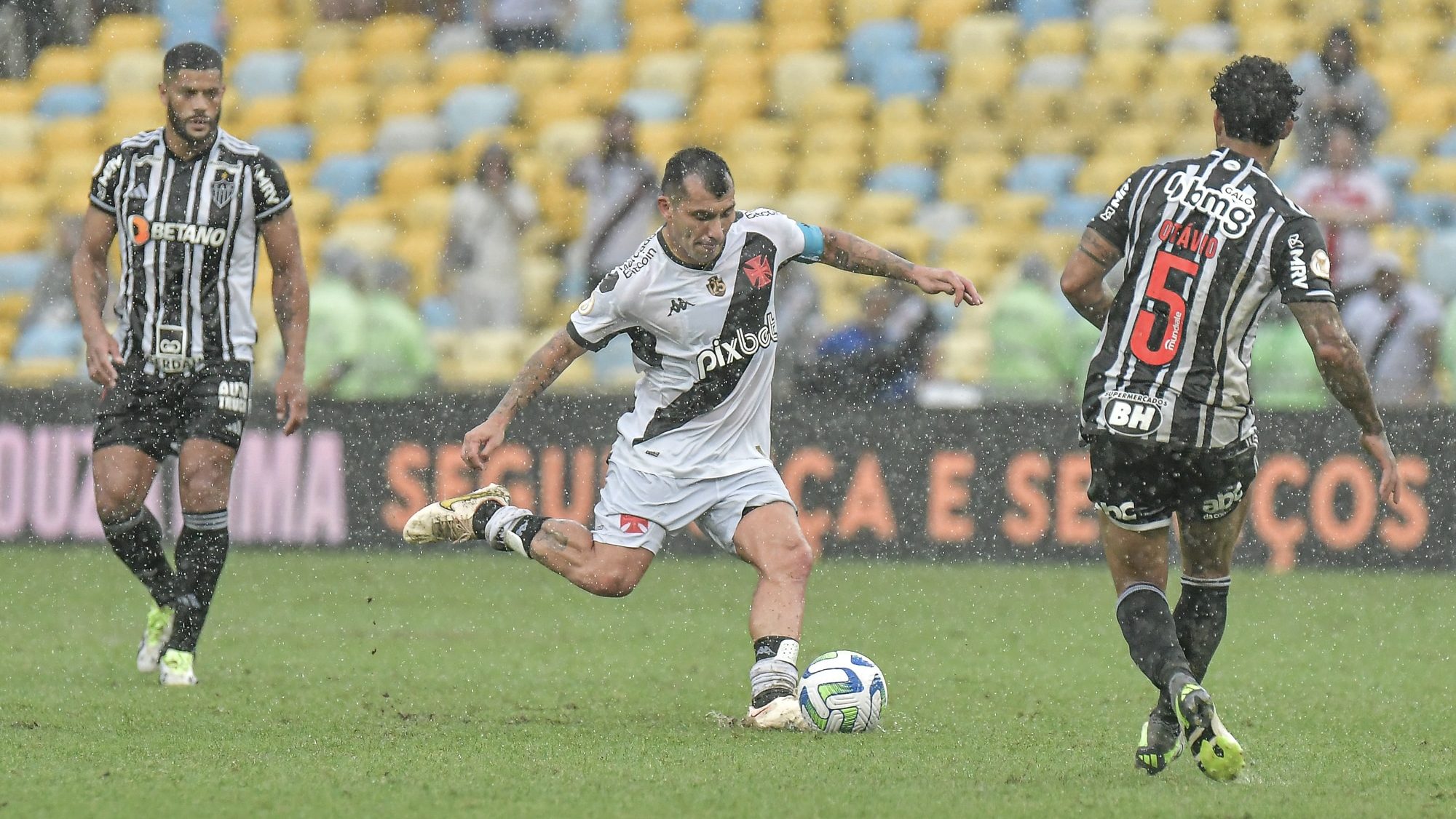 Vasco encontrou em Medel o zagueiro que tanto procurava para o time