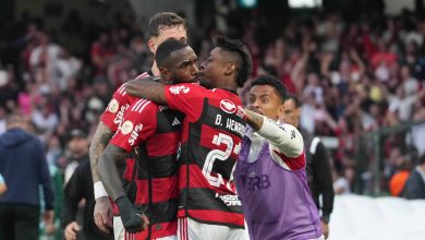Gola&ccedil;o de Gerson salva o Flamengo e garante vit&oacute;ria sobre o Coritiba