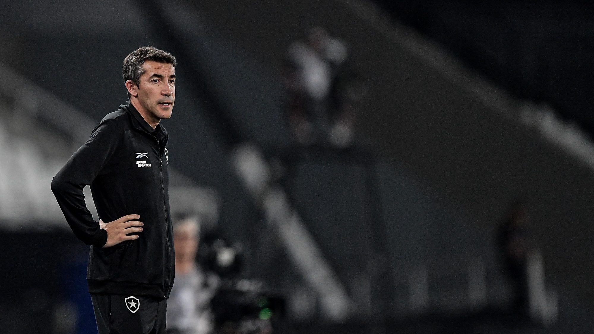 Bruno Lage tenta explicar Botafogo reserva na Sul-Americana, mas todos sabemos o motivo