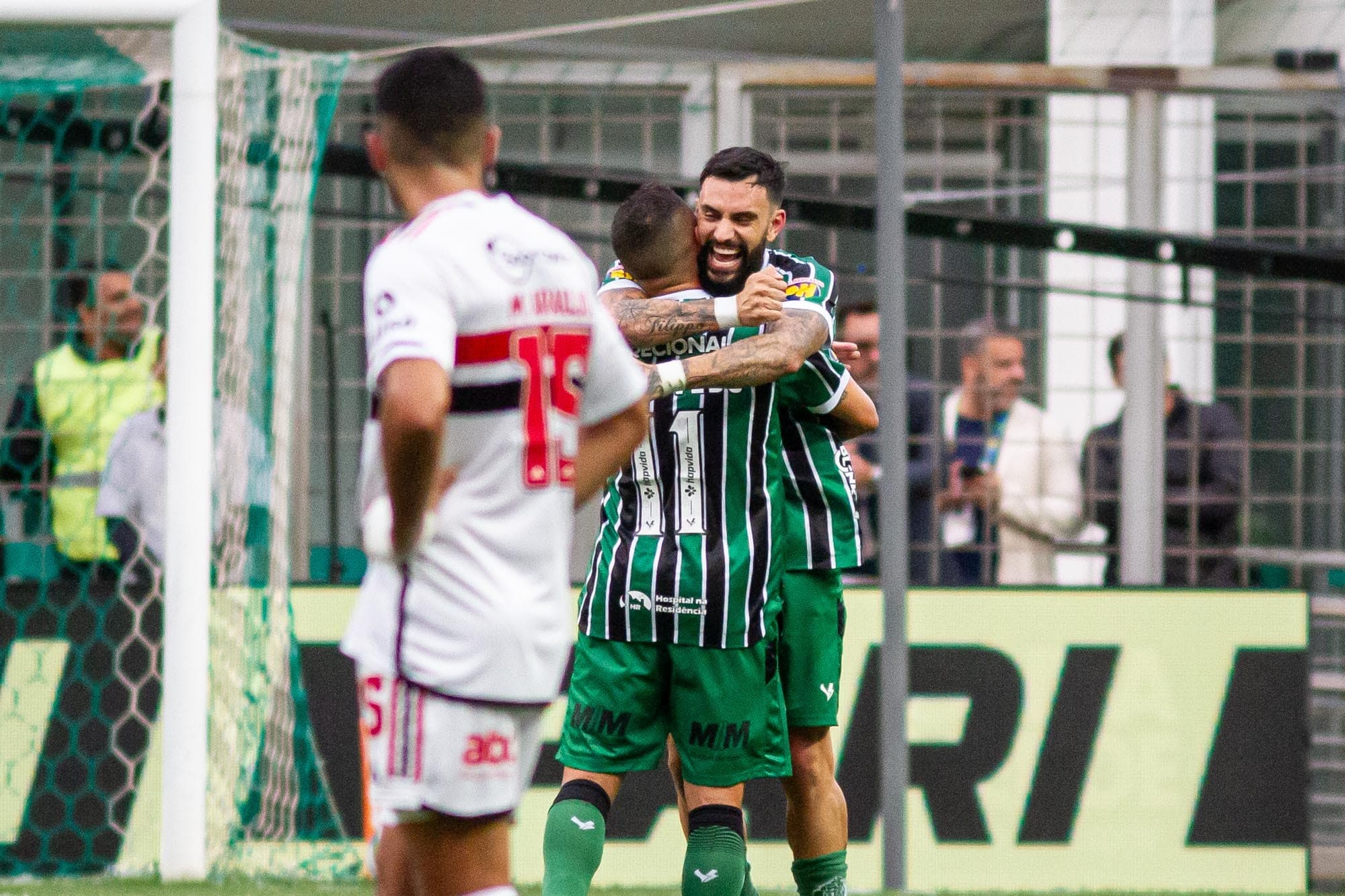 Com James titular, misto do S&atilde;o Paulo joga mal e reabilita o lanterna Am&eacute;rica-MG