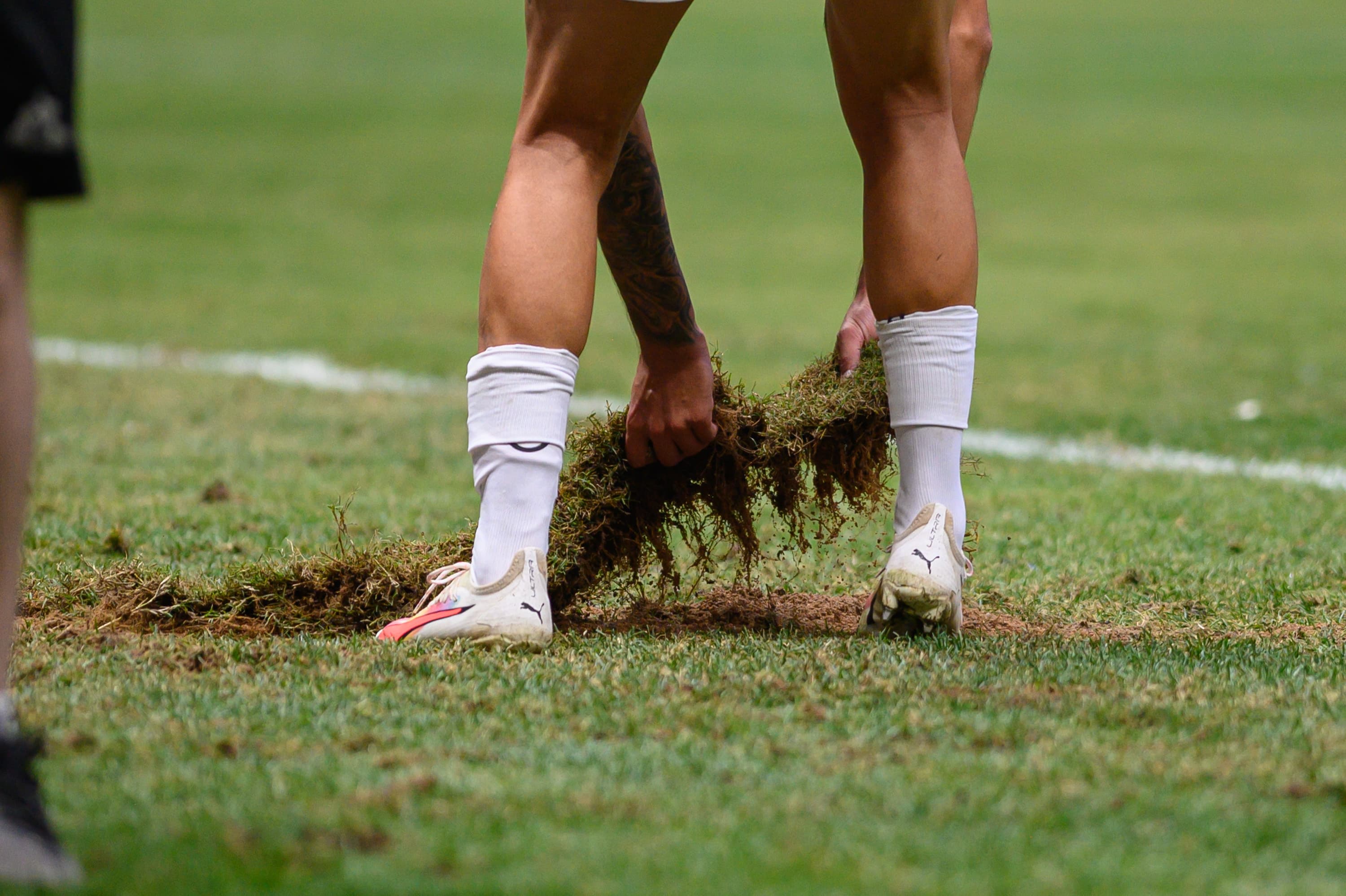 Gramado da Arena MRV j&aacute; estava ruim no primeiro jogo da hist&oacute;ria do est&aacute;dio do Atl&eacute;tico-MG - Foto: Icon sport
