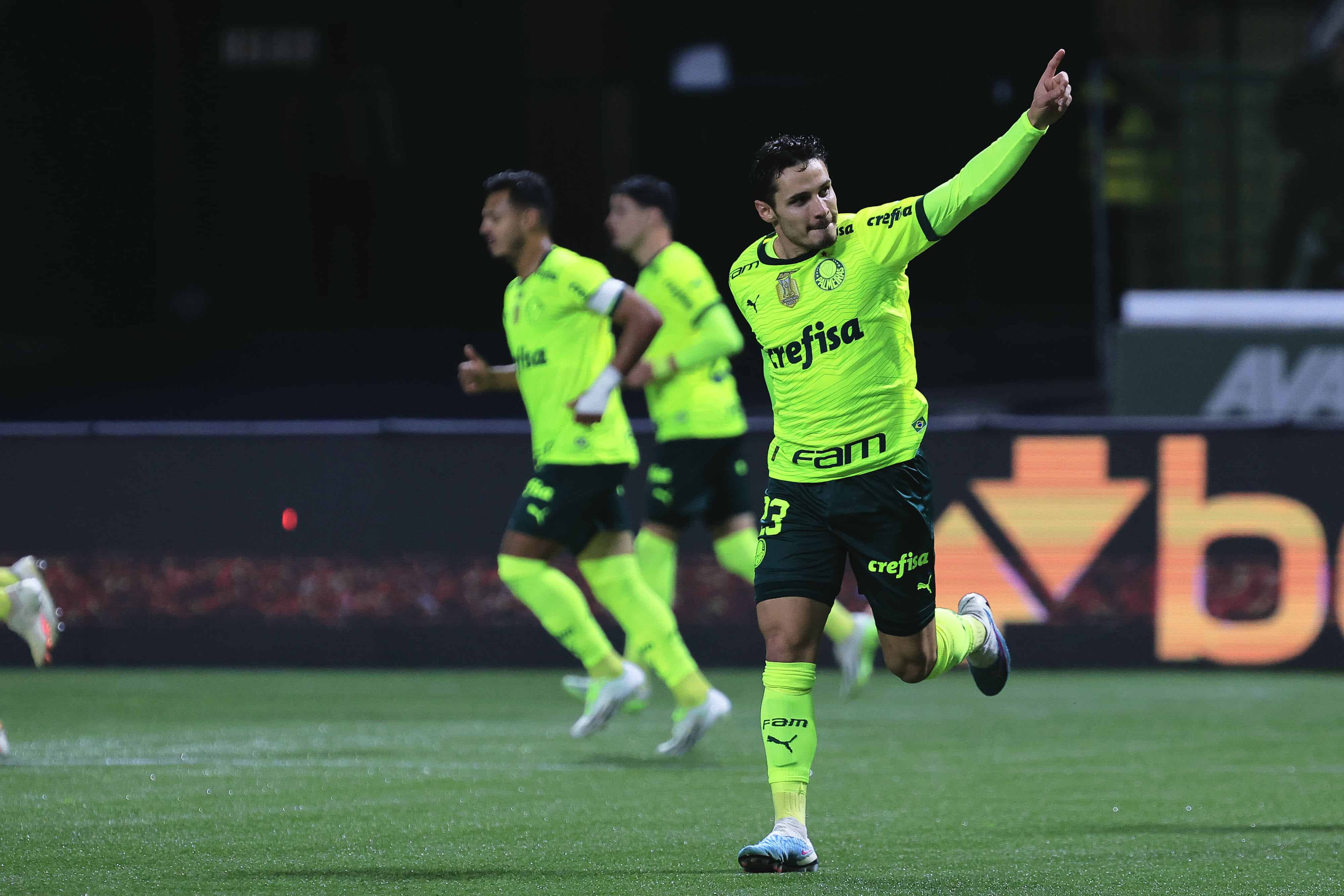 Talento de Raphael Veiga volta a prevalecer em vit&oacute;ria do Palmeiras sobre o Vasco