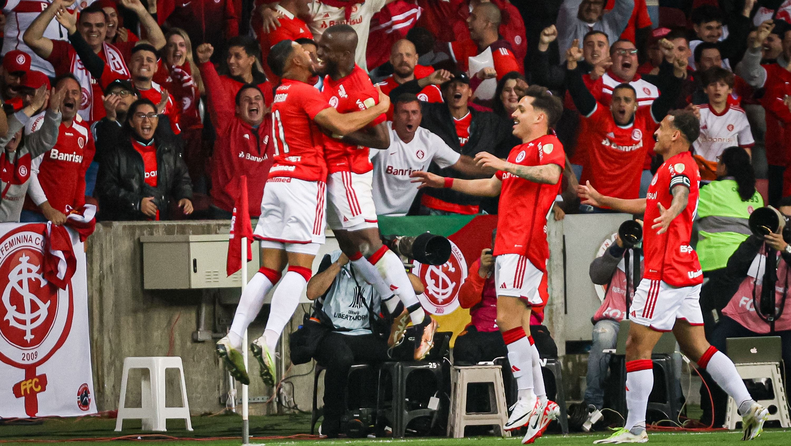 No ritmo de Valencia, Internacional &eacute; o primeiro semifinalista da Libertadores