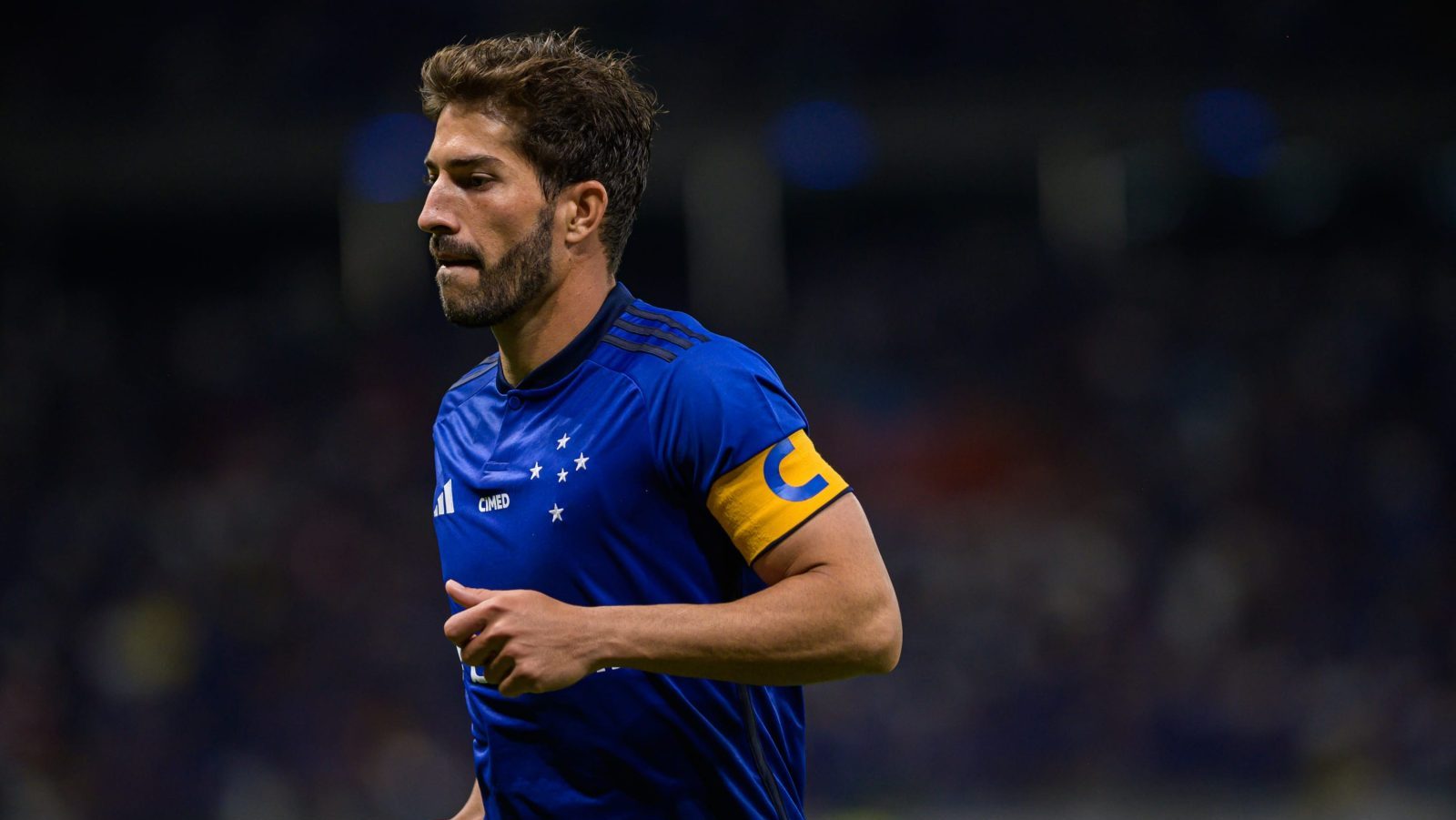 Lucas Silva surpreende e vira dono do meio de campo do Cruzeiro