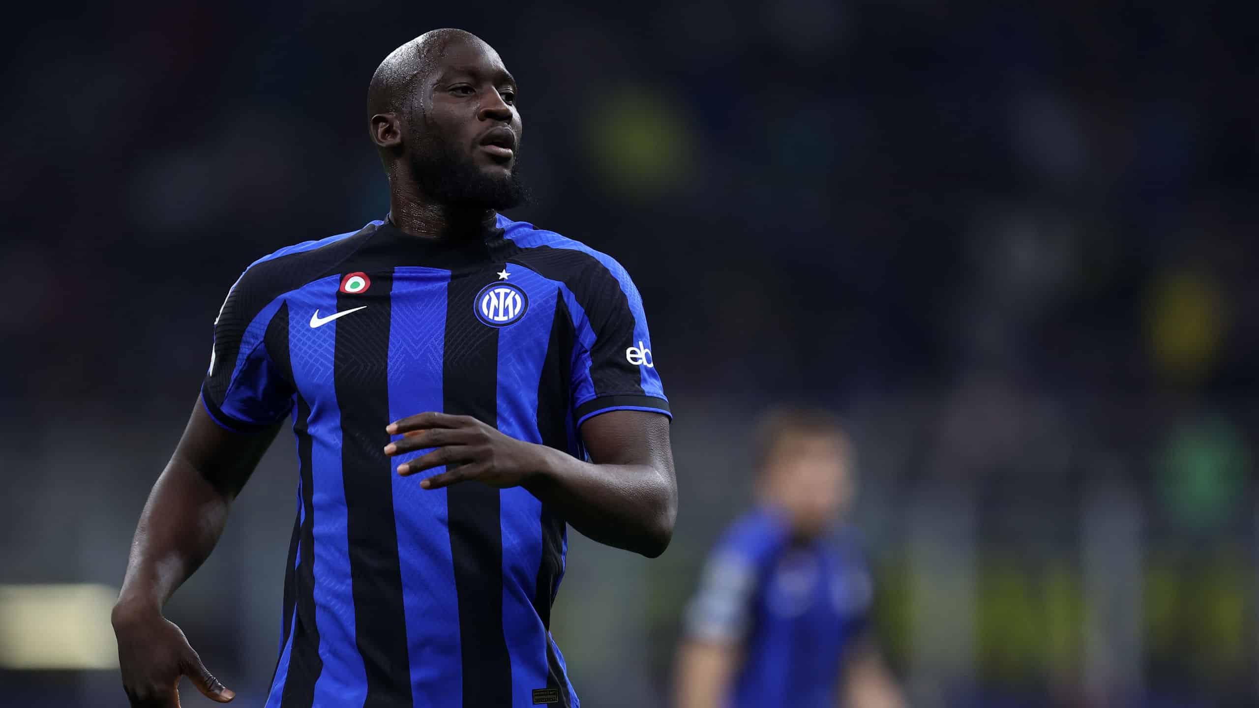 Lukaku nem chegou e torcida da Juventus j&aacute; faz protestos contra ele