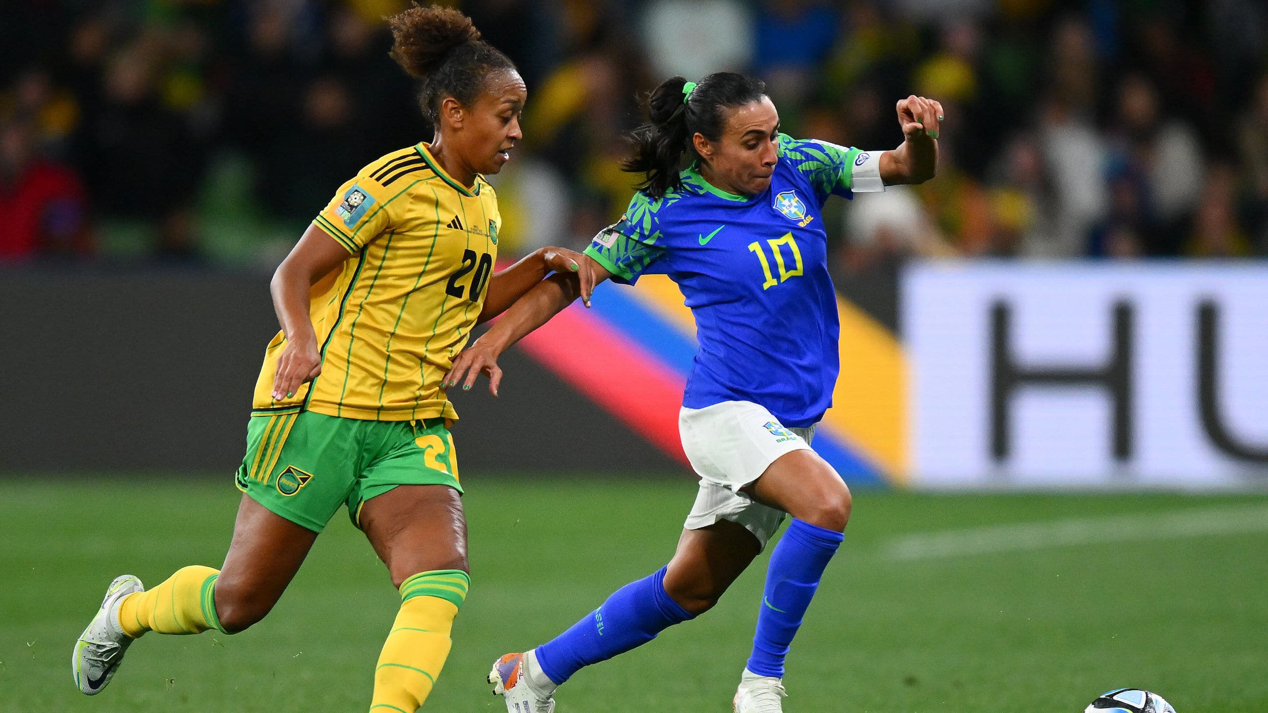 Brasil sai da Copa do Mundo Feminina em d&iacute;vida com Marta