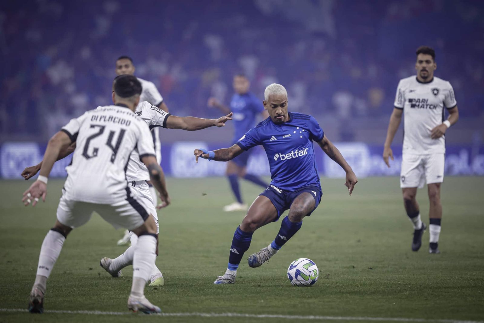 Cruzeiro domina l&iacute;der Botafogo mas Lucas Perri garante empate no Mineir&atilde;o