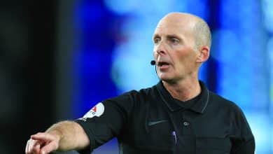 Mike Dean admite que cometeu erro &ldquo;pat&eacute;tico&rdquo; em jogo da Premier League