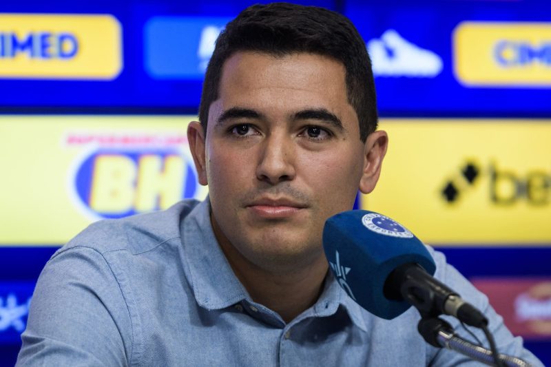 Pedro Martins, diretor de futebol do Cruzeiro, em entrevista coletiva