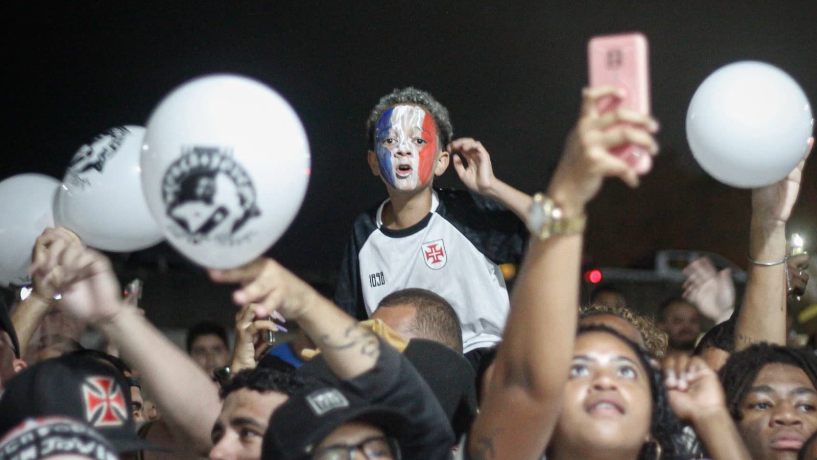 Festa da torcida do Vasco d&aacute; dimens&atilde;o do peso e da esperan&ccedil;a em Payet