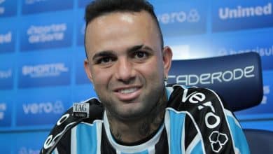 Luan volta ao Gr&ecirc;mio, diz n&atilde;o ligar para dinheiro e faz promessas