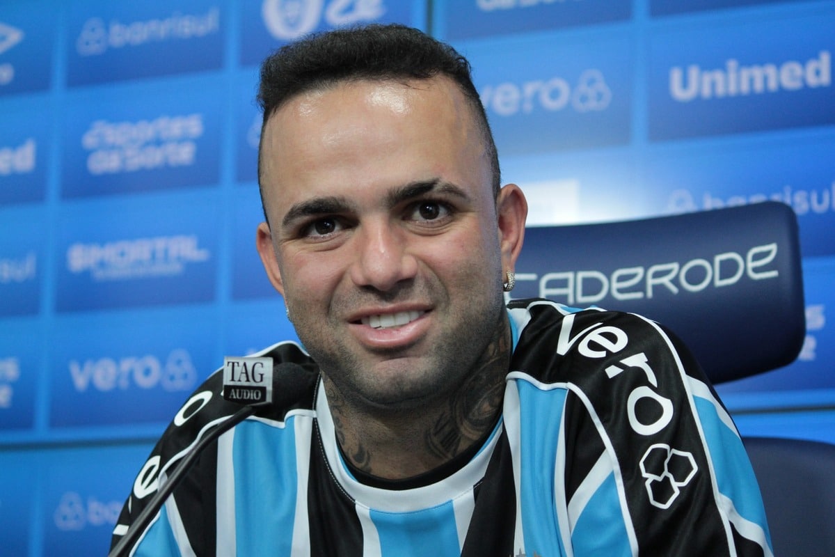 Luan volta ao Gr&ecirc;mio, diz n&atilde;o ligar para dinheiro e faz promessas