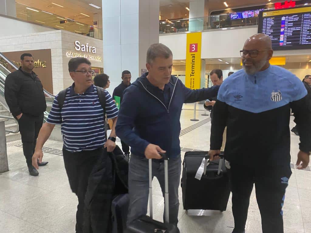 Santos: Diego Aguirre desembarca no Brasil e afirma: &lsquo;Ser&aacute; um grande desafio&rsquo;