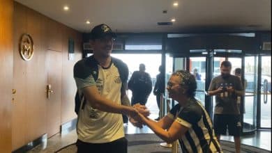 Ap&oacute;s festa no aeroporto, Santos desembarca em BH querendo ser 1&ordm; visitante indigesto do Atl&eacute;tico-MG