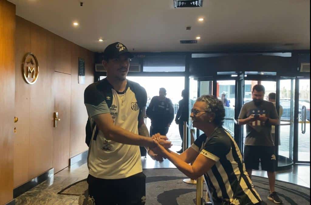 Ap&oacute;s festa no aeroporto, Santos desembarca em BH querendo ser 1&ordm; visitante indigesto do Atl&eacute;tico-MG