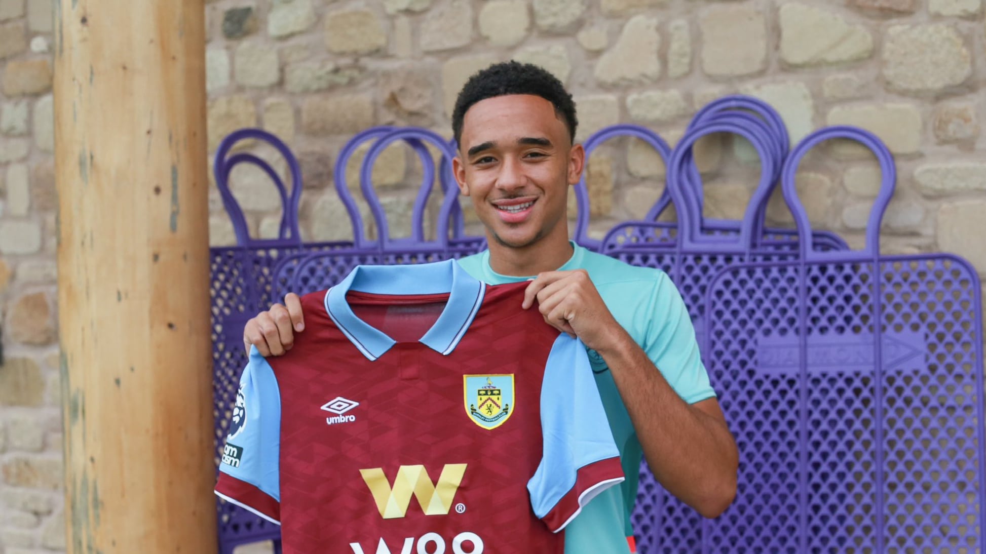 Burnley brilhou em mais um v&iacute;deo de refor&ccedil;o para anunciar garoto do Aston Villa
