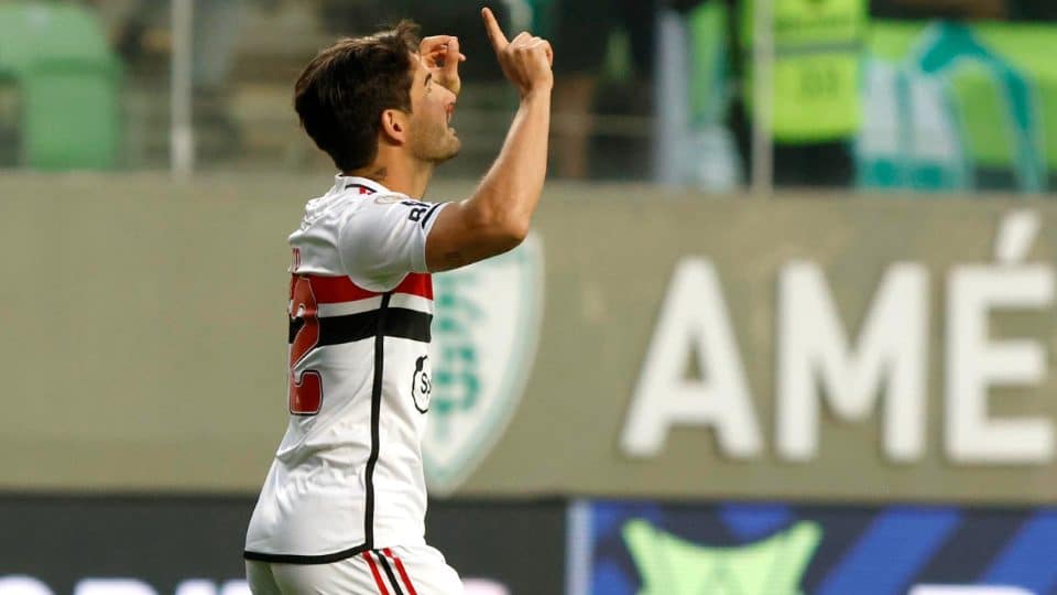 Pato joga menos que recém-chegado James e pede mais minutos no São Paulo