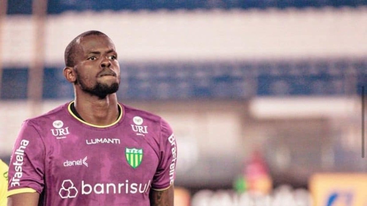 Gr&ecirc;mio contrata goleiro Caique de forma inusitada e negocia sa&iacute;da de Brenno
