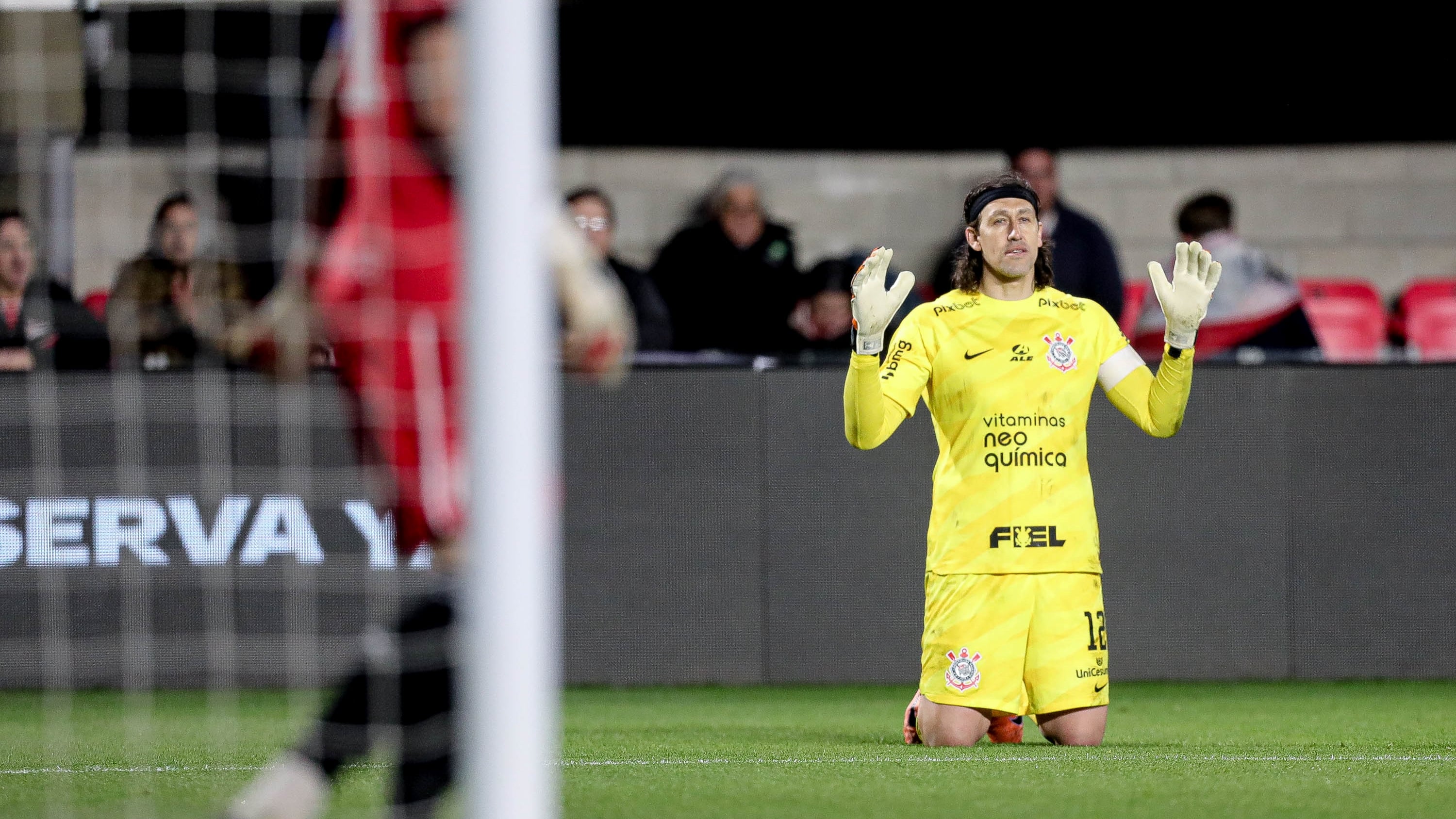 C&aacute;ssio e trave frustram Estudiantes e garantem avan&ccedil;o do Corinthians na Sul-Americana