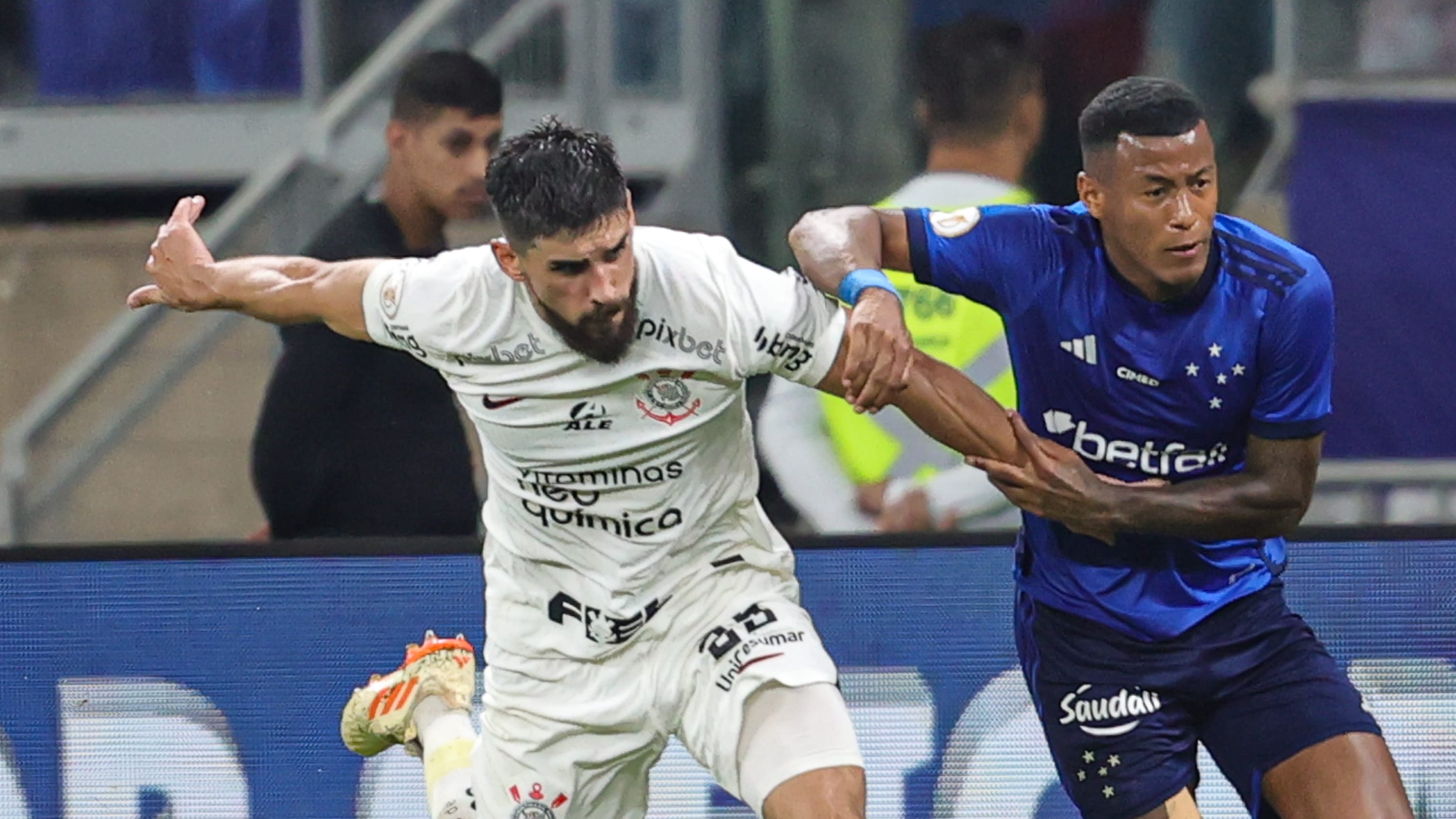 No apagar das luzes, Corinthians busca empate contra o Cruzeiro