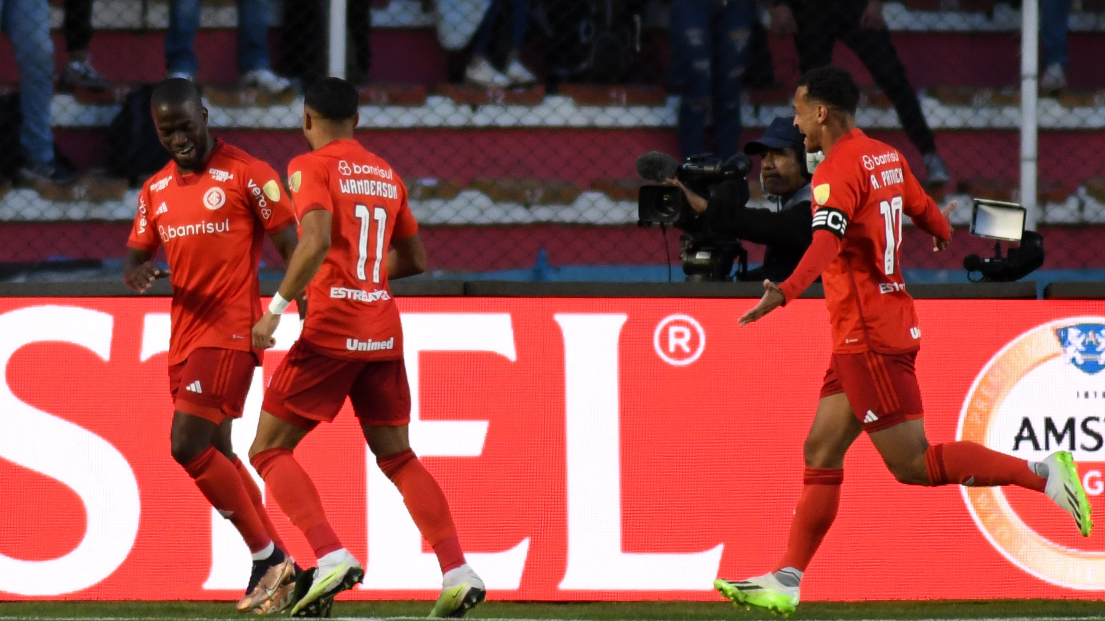 Rochet ajuda Internacional a se segurar em La Paz e conseguir uma vit&oacute;ria valiosa