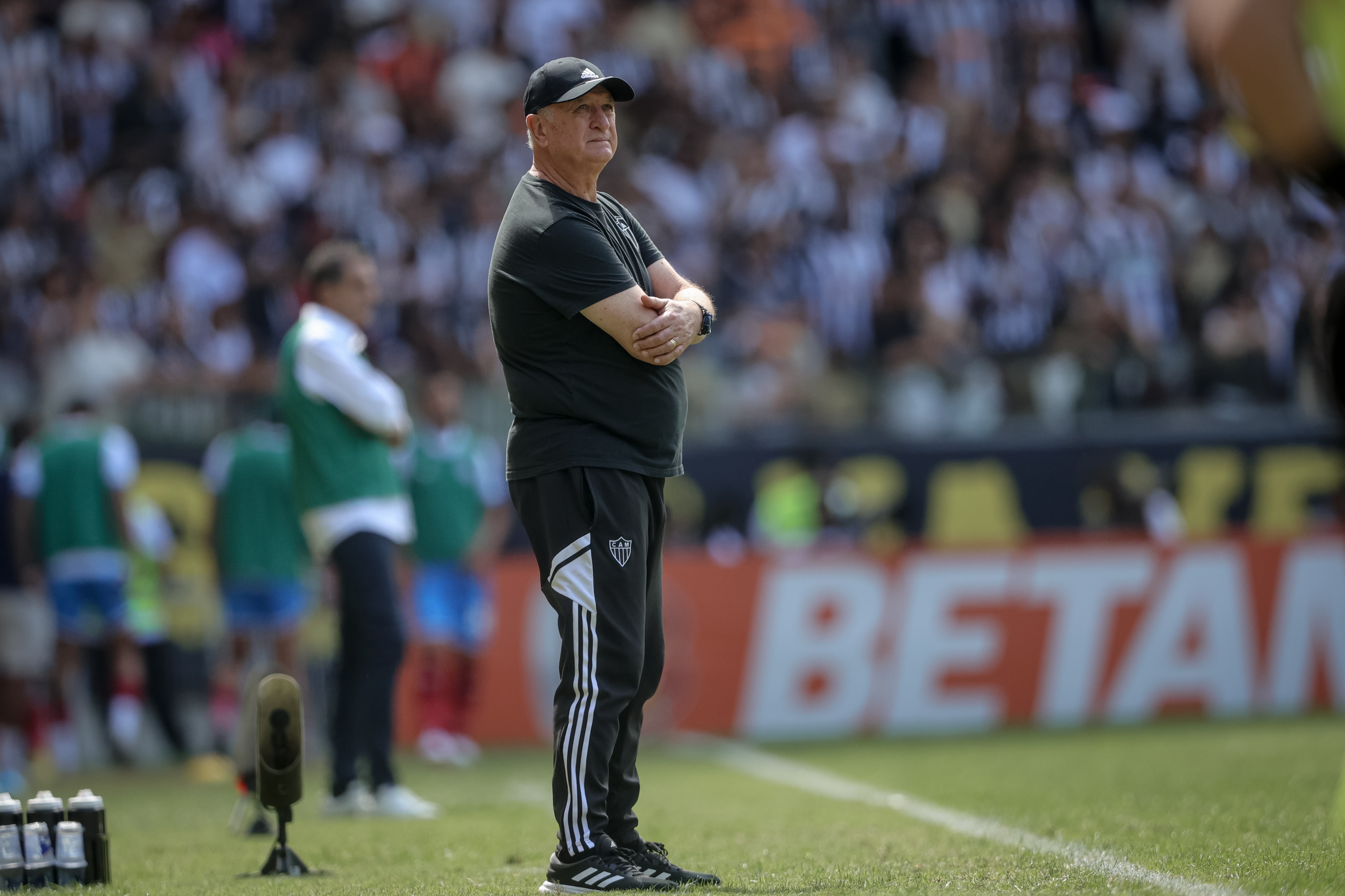 Felip&atilde;o celebra 1&ordf; vit&oacute;ria em casa no Atl&eacute;tico-MG e sai em defesa de Paulinho