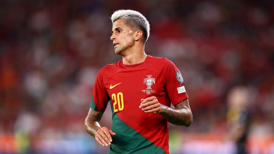 Desencontro por nova alavanca financeira trava chegada de Cancelo ao Barcelona