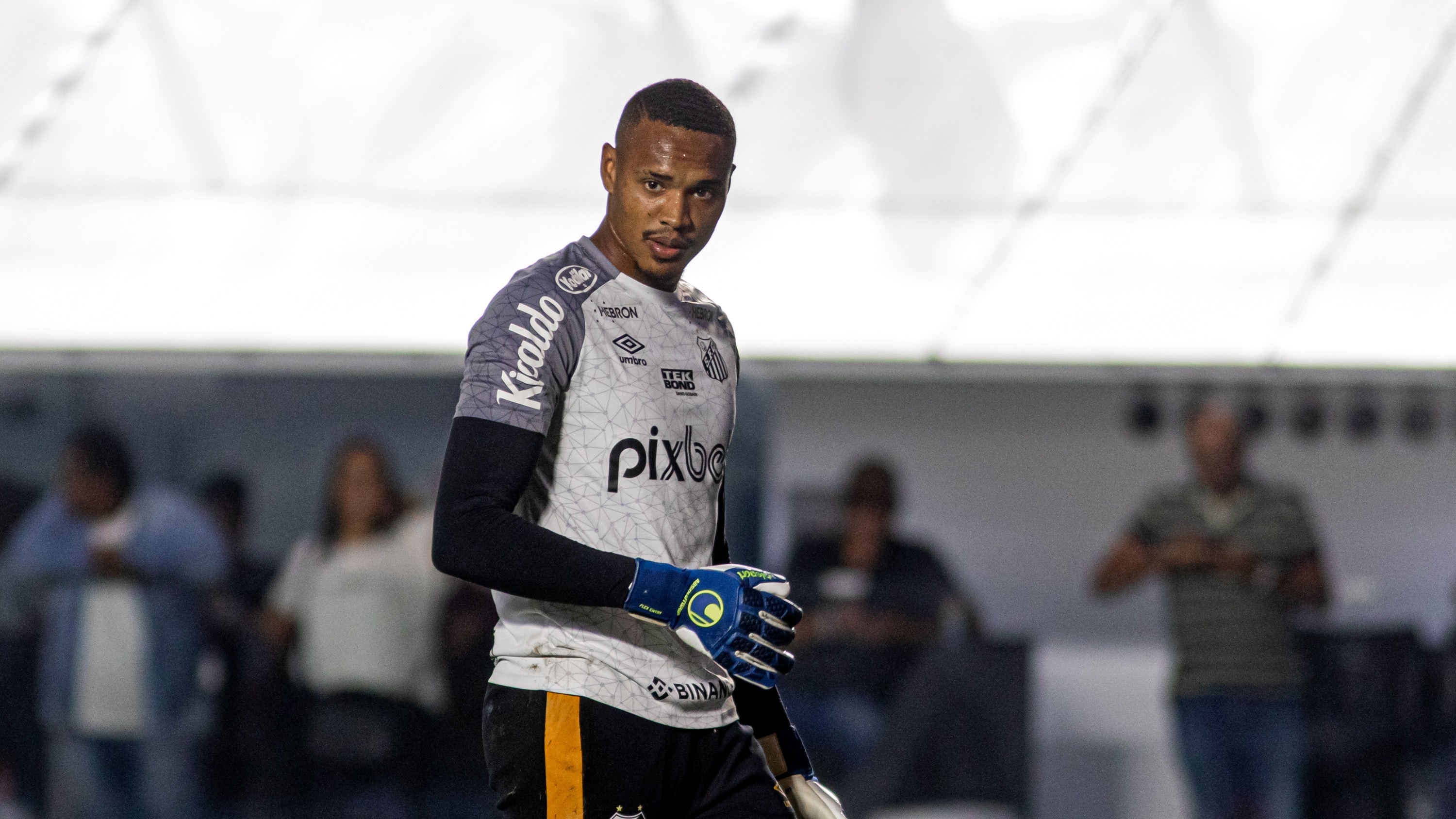Santos empresta goleiro John ao time de Ronaldo na Espanha