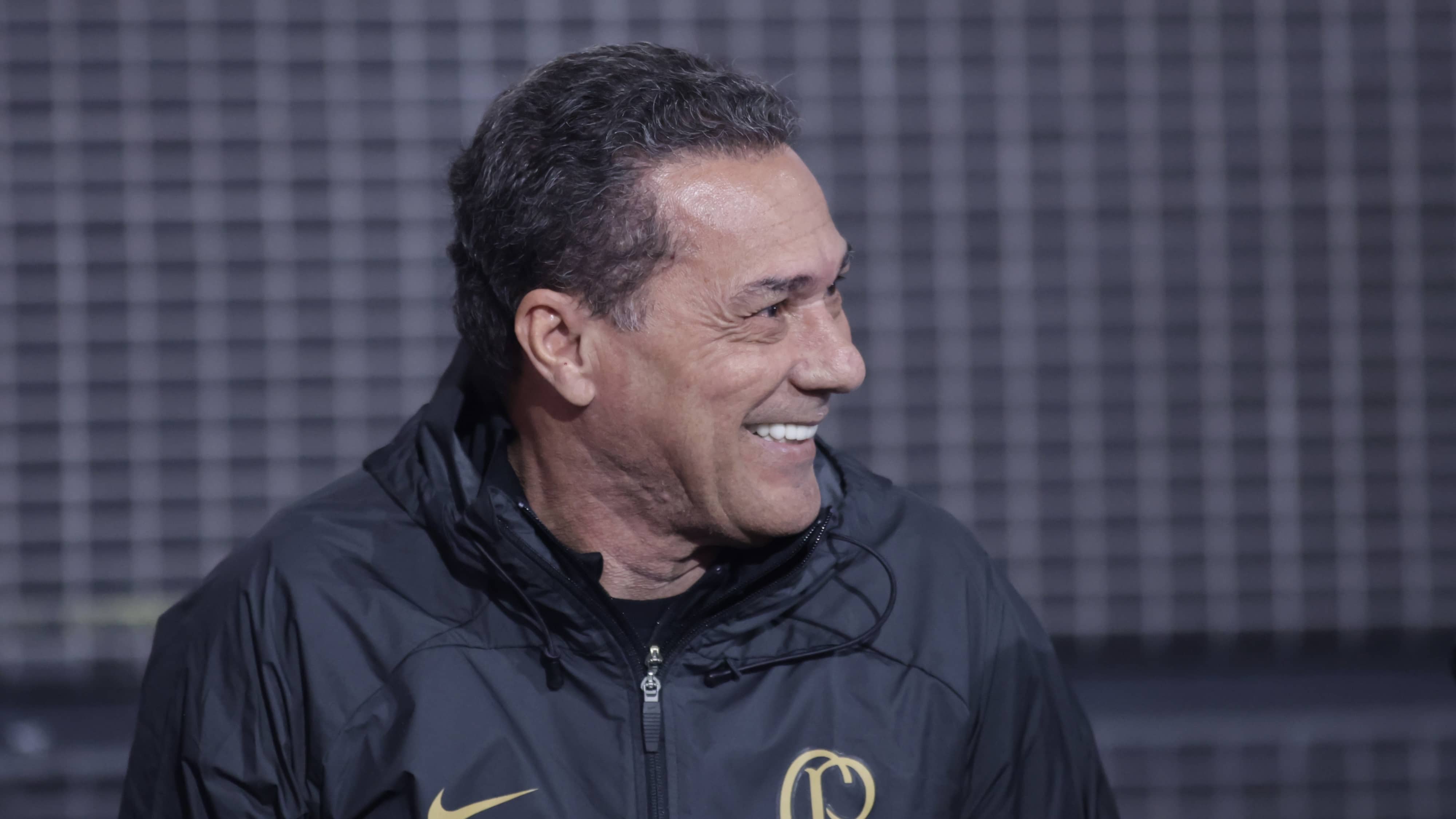 Corinthians avan&ccedil;a na Sul-Americana, mas falas de Luxemburgo ligam sinal de alerta