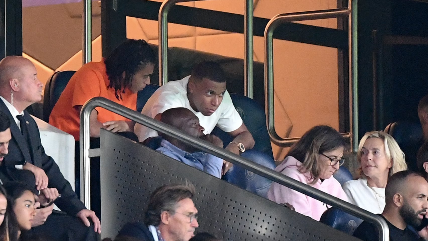 O que mudou para o PSG (momentaneamente) encerrar a novela e reintegrar Mbapp&eacute;?