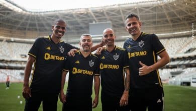 Com campe&otilde;es da Libertadores, Atl&eacute;tico-MG presenteia torcida com nova terceira camisa