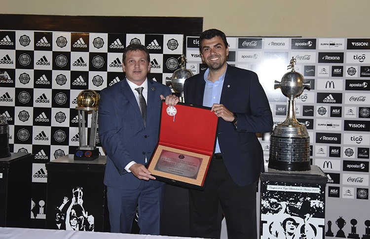 Alejandro Dom&iacute;nguez recebeu uma honraria do Olimpia por seus servi&ccedil;os prestados ao clube - Foto: Divulga&ccedil;&atilde;o/Conmebol
