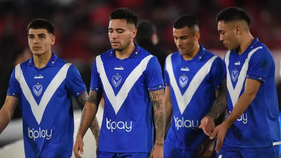 Barras do Vélez agridem jogadores e, no dia seguinte, ainda invadem sede do clube