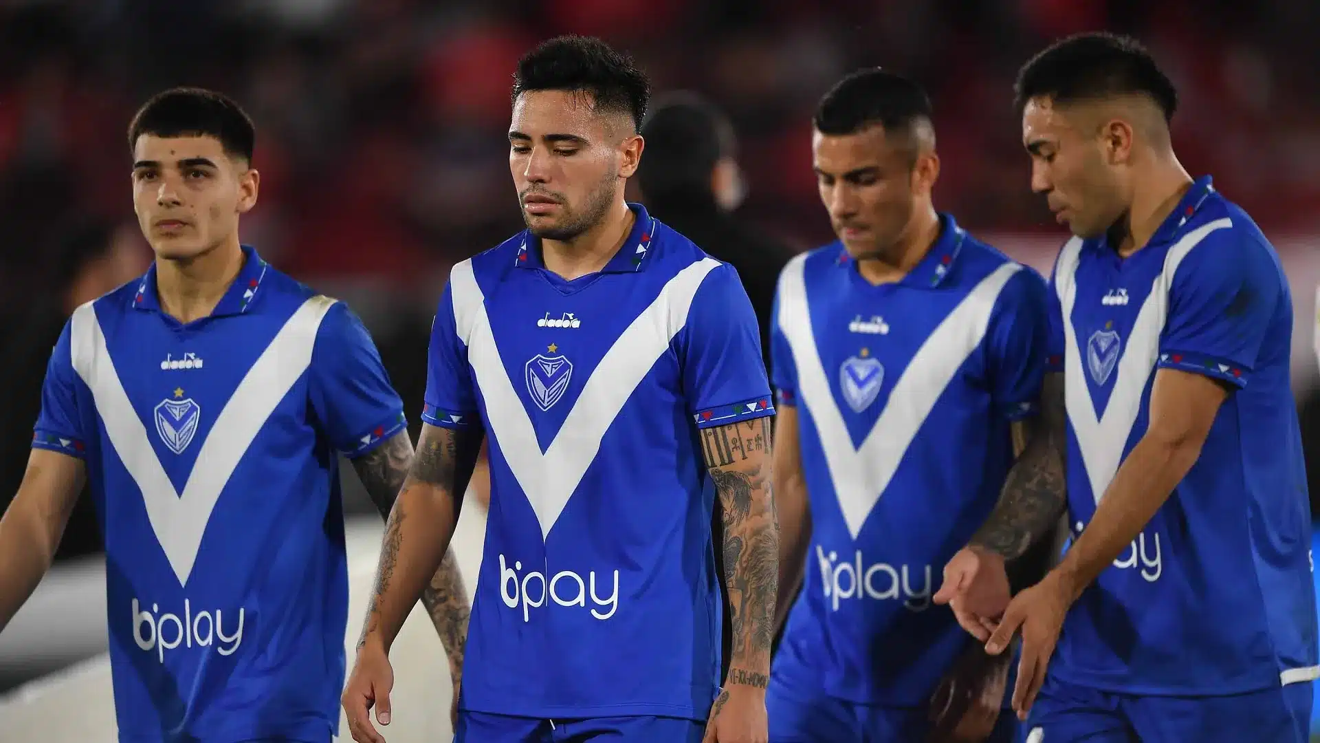 Barras do Vélez agridem jogadores e, no dia seguinte, ainda invadem sede do clube