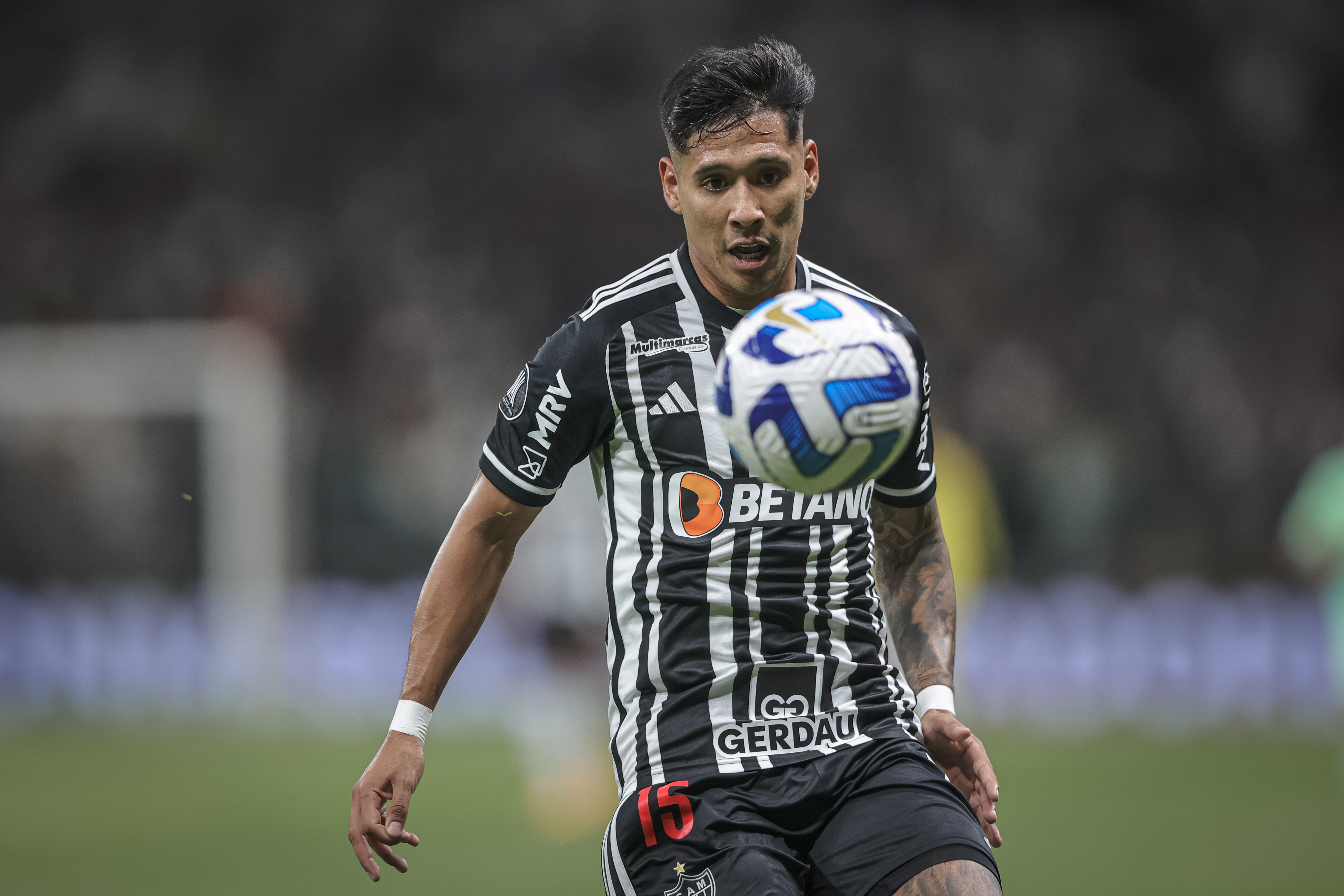 Zaracho vai de principal solu&ccedil;&atilde;o a problema no Atl&eacute;tico-MG