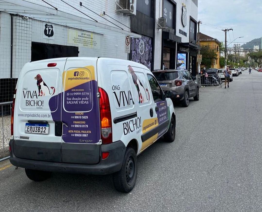 Carro do Viva Bicho na porta da Vila