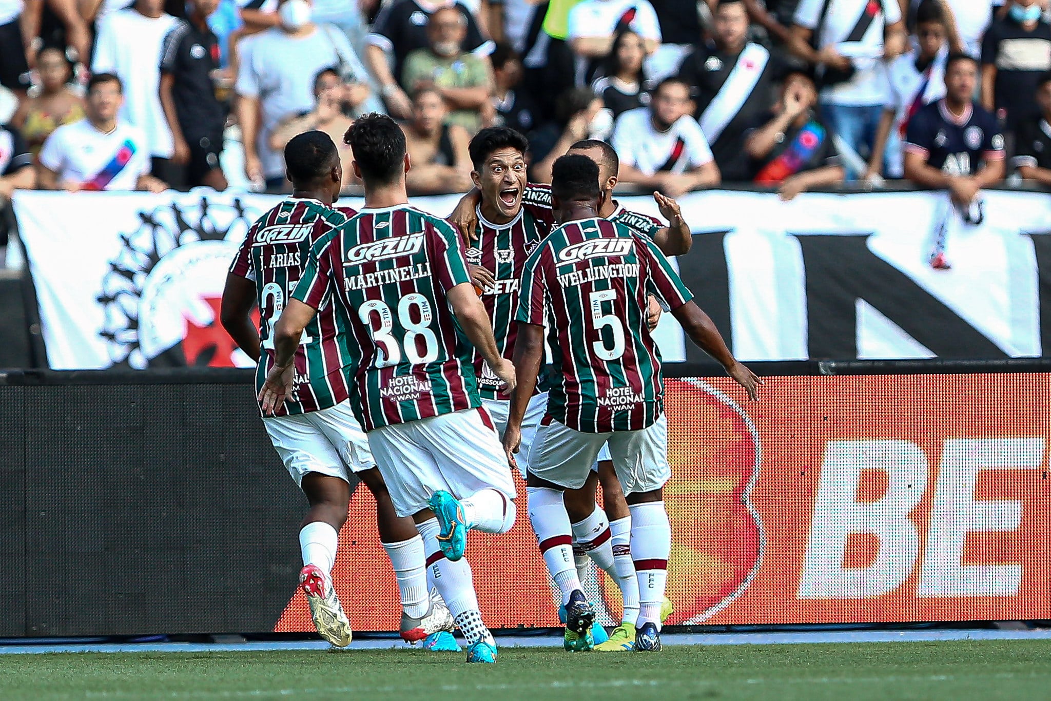 Cano comemora primeiro gol pelo Fluminense sobre o Vasco, no mesmo Nilton Santos do cl&aacute;ssico de s&aacute;bado (16) (Foto: Marcelo Gon&ccedil;alves/Fluminense FC)