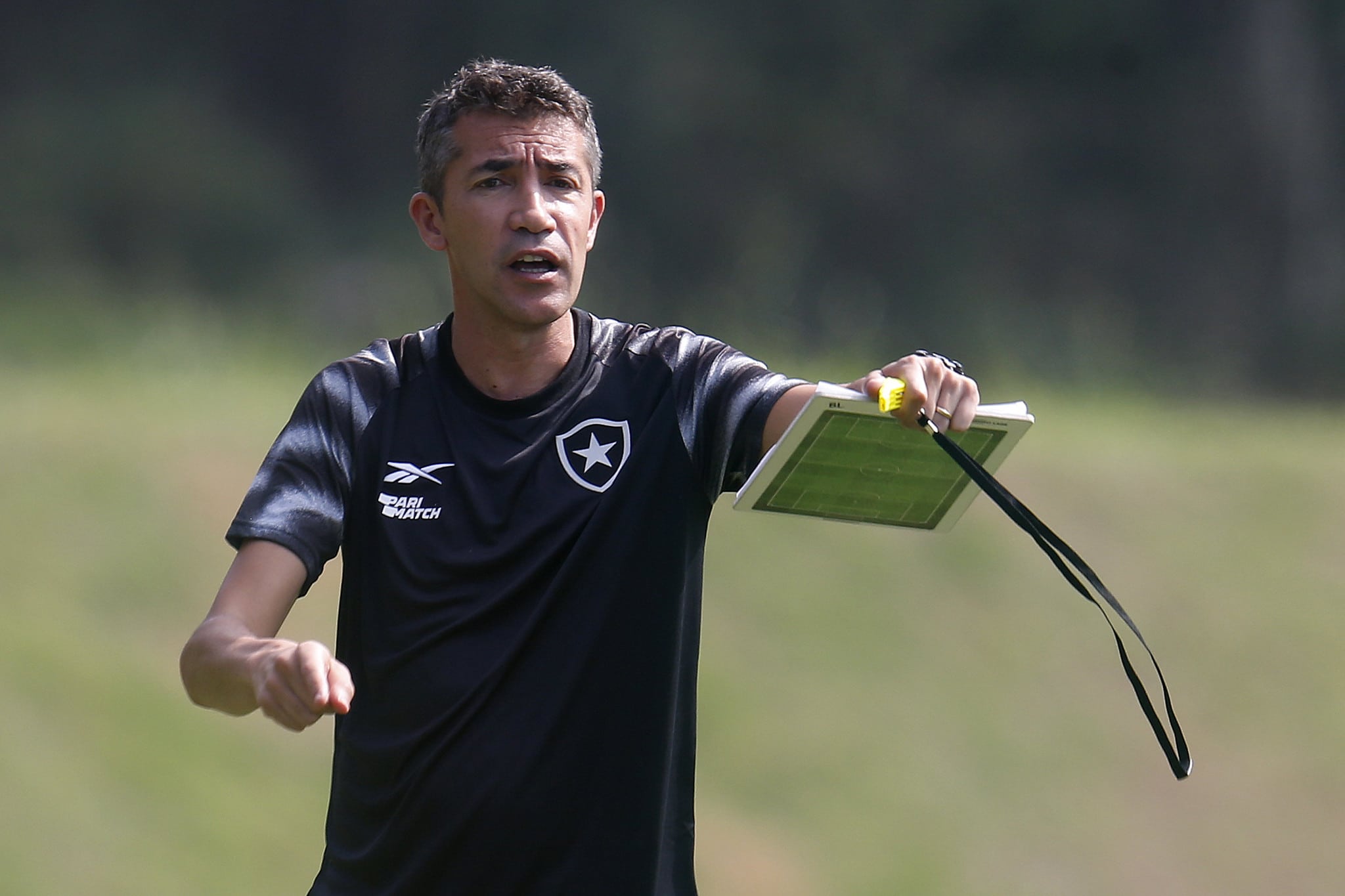 Botafogo: Bruno Lage tem problemas para resolver dentro e fora de campo