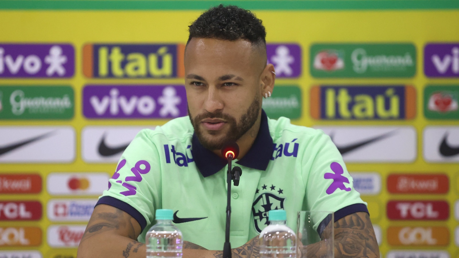 Neymar n&atilde;o est&aacute; 100% fisicamente, mas est&aacute; espantado com treinos de Diniz na Sele&ccedil;&atilde;o