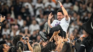 Arthur Elias se despede do Corinthians multicampe&atilde;o: &ldquo;Talvez eu nunca mais viva algo assim&rdquo;