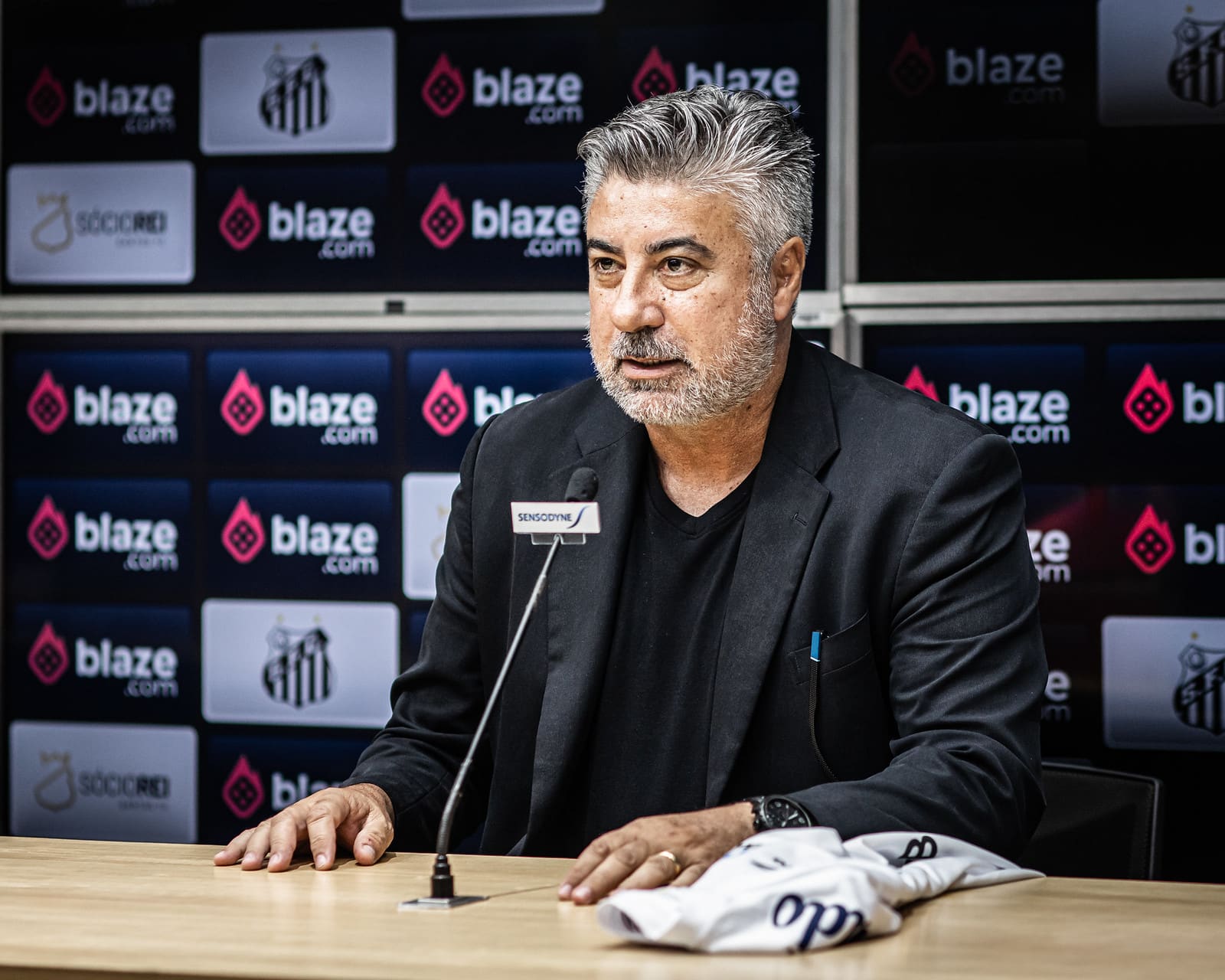 Santos: longe de acerto com um novo t&eacute;cnico, diretoria v&ecirc; Marcelo Fernandes ganhar for&ccedil;a