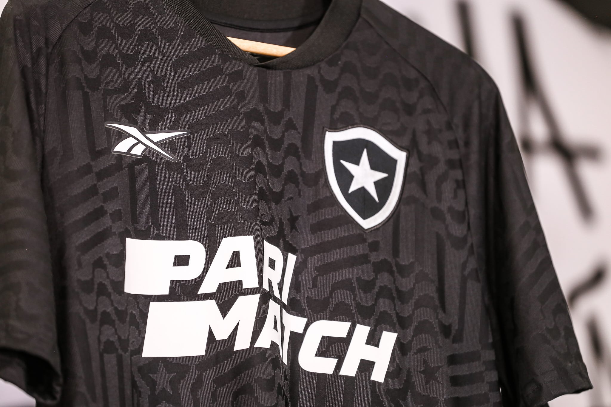 Botafogo lan&ccedil;a novo segundo uniforme inspirado na noite do Rio de Janeiro