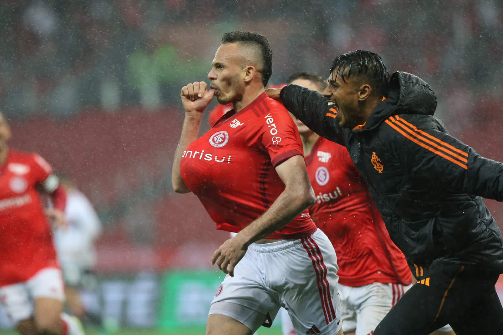 Laterais decidem em virada que quebra o jejum do Internacional e mant&eacute;m o do S&atilde;o Paulo