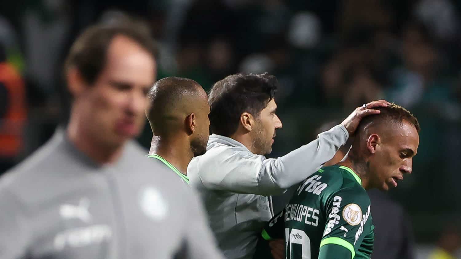 Palmeiras tem Breno abatido no vesti&aacute;rio e opera&ccedil;&atilde;o abafa nas entrevistas