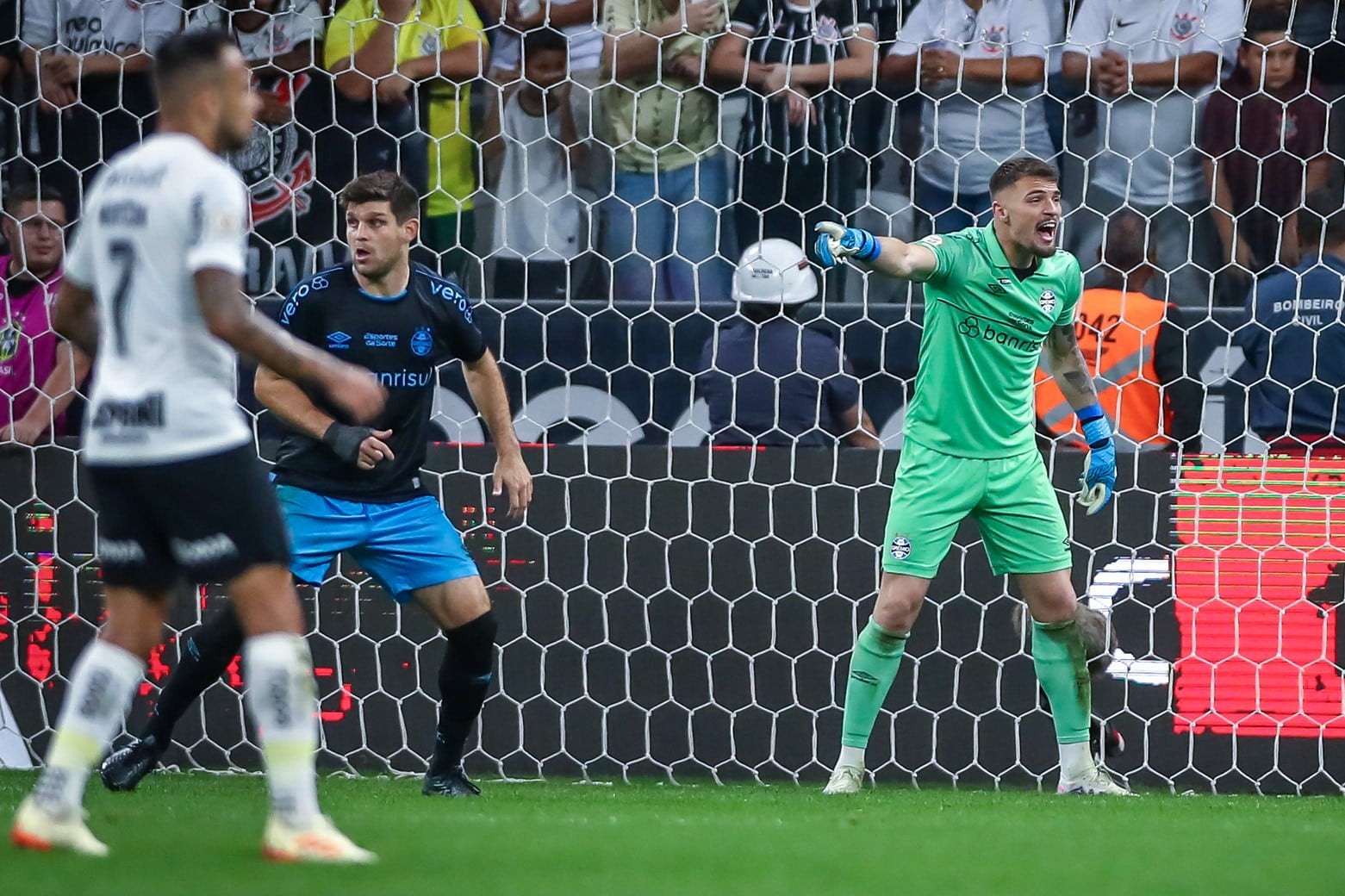 Empate maluco com o Corinthians escancara problemas defensivos do Gr&ecirc;mio