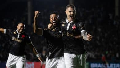 Vasco goleia o Coritiba e tem noite perfeita em reencontro com a torcida em S&atilde;o Janu&aacute;rio