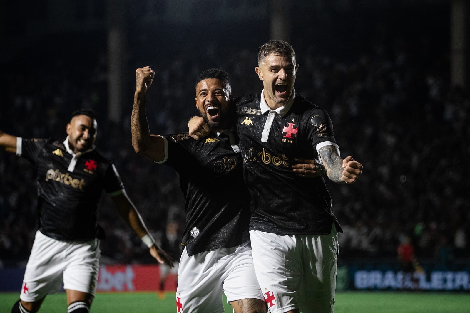 Vasco goleia o Coritiba e tem noite perfeita em reencontro com a torcida em S&atilde;o Janu&aacute;rio