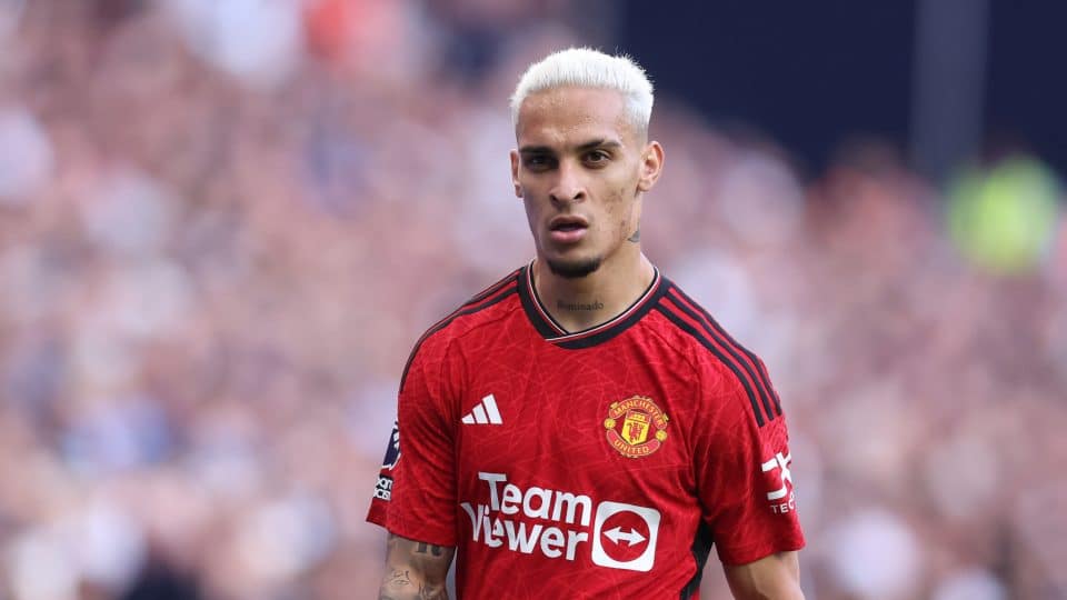 Antony é reintegrado ao Manchester United, mas investigação da polícia continua