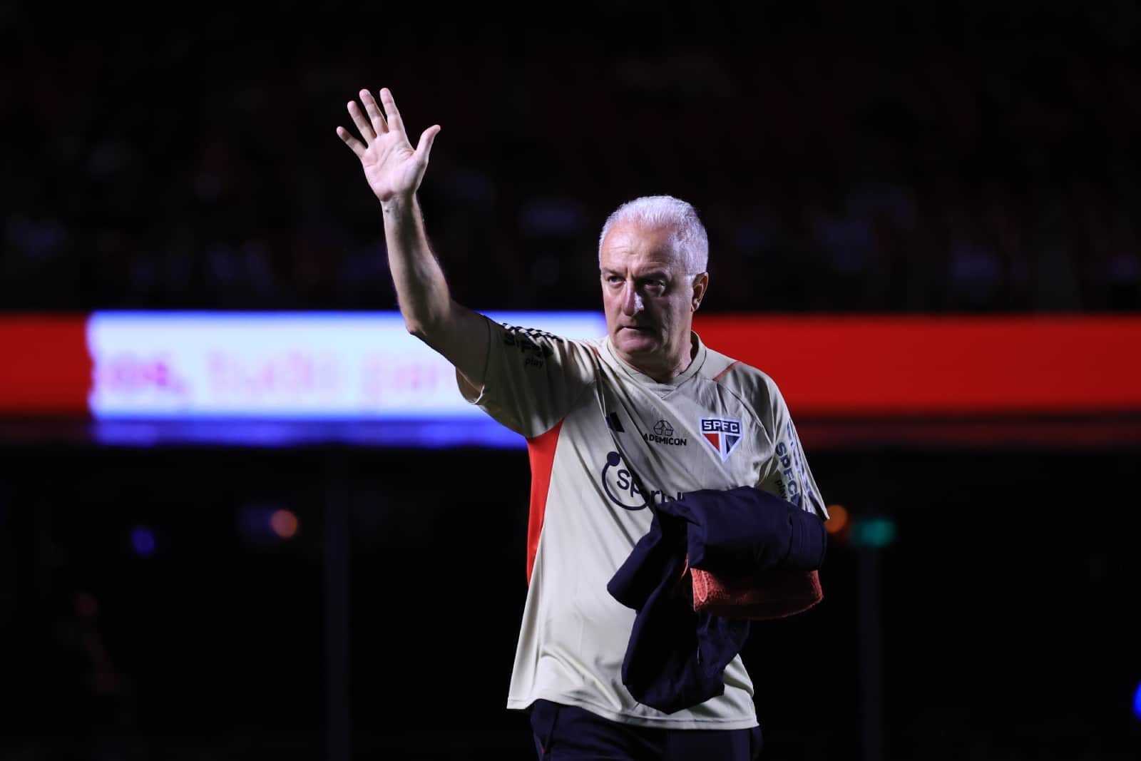 Dorival se preocupa com Calleri, mas cirurgia s&oacute; ocorrer&aacute; ap&oacute;s momento &lsquo;tranquilo&rsquo; no Brasileir&atilde;o