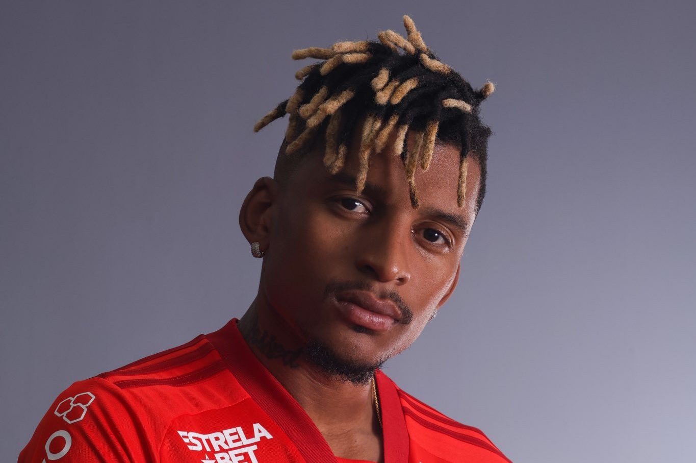 Dalbert &eacute; lateral &lsquo;estilo Coudet&rsquo;, mas inc&oacute;gnita ap&oacute;s grave les&atilde;o